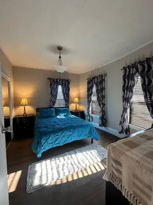 Spacious, Cozy, near T station -Private Parking -Free Wifi -Washer & Dryer - AC