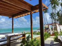 Chic Beachfront Apartment - Private Beach Access