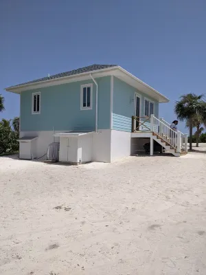 Romantic Cottage directly on the Beach! فنادق في 