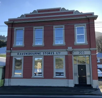 Top floor 3 bed apartment in the iconic Tiger Tea Building ( FREE Netflix)