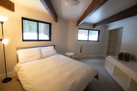 Updated Truckee mountain home Отели рядом с достопримечательностью «Запад Энд Бич»
