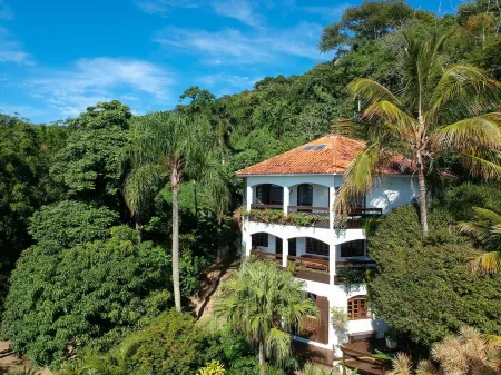 Luxurious beach house in the natural park of Costa da Lagoa