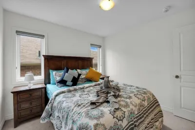CozyVibe Stays: Spacious Family Friendly 3BR Townhome Hotels near Foot Locker
