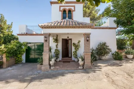 Villa del Manzano, Complete villa with pool just 15 minutes from Seville