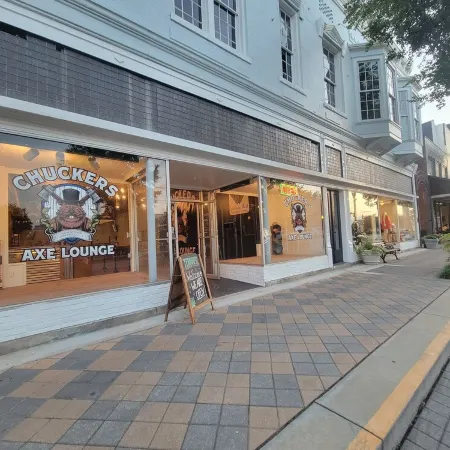 Blue Rose Bungalow: Downtown Vibe. No AC. 1896 Charm. Gym. Kitchen. Parking