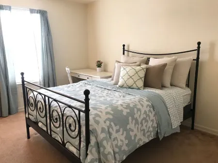 "Seaside Nest" - Rockaway Beach, NY - On Beach Block Отели рядом с достопримечательностью «Заказник Джамайка Бэй»