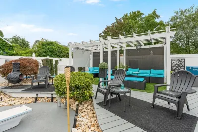 Chic & Elegant Retreat With Pool And FREE Parking Sleeps 16 Guests 오션 그로브 비치 주변 호텔