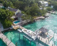 Unique waterfront Harbour Island getaway! 2 house compound with private dock! Hotels in 