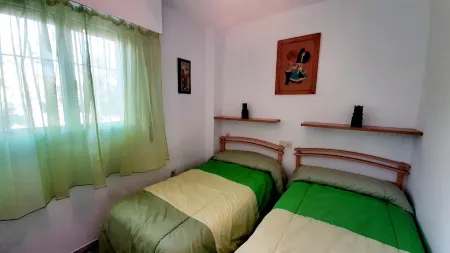 SPECIAL FAMILIES, WI-FI, BEACH, POOL, SPORTS TRACKS Отели рядом с достопримечательностью «Памятник Коломаресу»