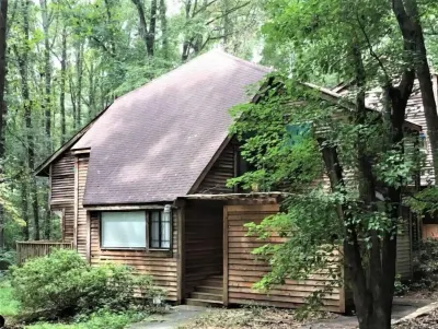 Cheerful cabin, tucked away, for nature lovers. Hotels near Buck Godfrey Stadium