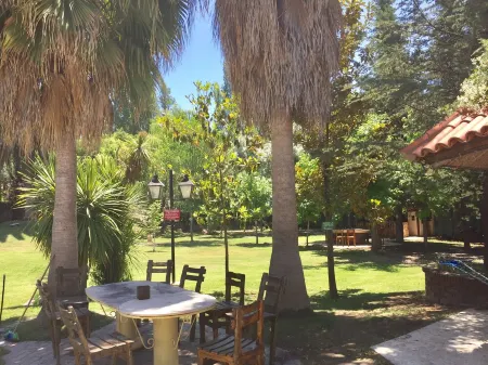 One-Acre Retreat: Villa, Guest Unit, Private Room, Pool, WiFi, Wineries Nearby