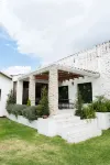 15 min from airport! Luxurious Gated Estate with Mountain Views from the Valley.