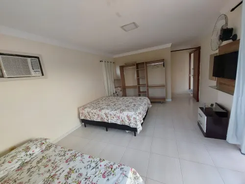 5 BEDROOM HOUSE WITH POOL