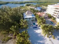 Luxury home with plunge pool, pier and 360 rooftop view just 4 miles south.