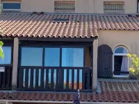 Apartment in quiet residence near the sea