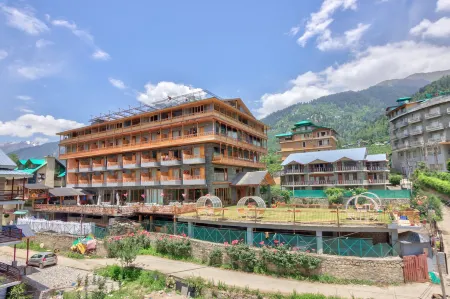 Snow Flakes Resort and Spa Centrally Heated Luxury Resort Отели в г. Манали