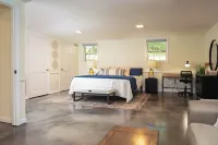 5Br - Lakefront Home - 4 King Beds, Private Dock, Kayaks, Canoe, & Fast WiFi