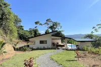Sunset Haven: Oceanview Bliss Just Minutes from the Beaches of Dominical Hotels near The Living Library Sanctuary
