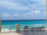 Sept_Nov Sale Amazing Beach Front Apartment, 3 Bdrms, 3 Baths, Sleeps 8,