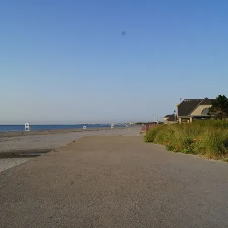 Adorable Cottage, Short Walk to Scarborough Beach. Отели рядом с достопримечательностью «Маяк Пойнт-Джудит»