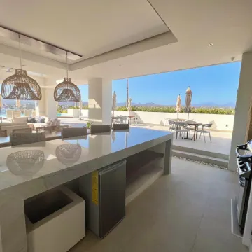 PAVILION 2BR, Rooftop Infinity Pool & Jacuzzi with AMAZING views of the ocean.