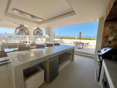 PAVILION 2BR, Rooftop Infinity Pool & Jacuzzi with AMAZING views of the ocean.