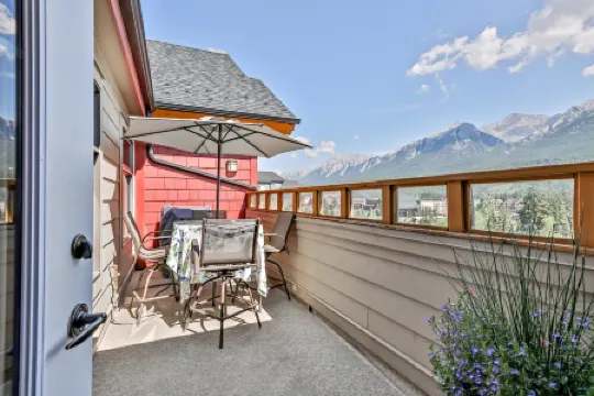 Penthouse Corner Unit with stunning Mountain View’s