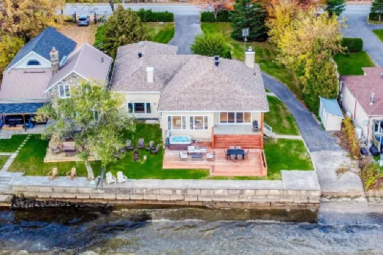Modern Lake House with Spa on Champlain Lake, Venise-en-Québec Hotel di 