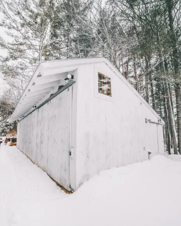 Cozy 2-bedroom cabin in enjoyable Londonderry with AC with hot tub and sauna