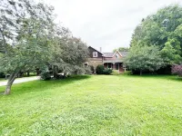 Charming century log home steps away from Lake & cross the park Hotels in Barrie