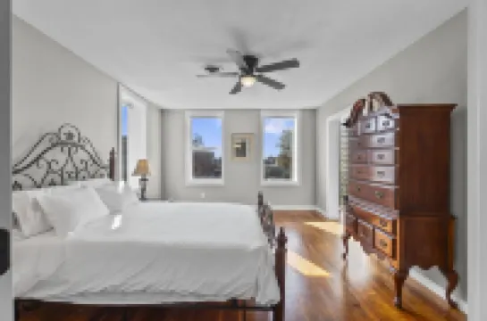 Downtown 4BR with 2 King Beds! Walking distance to SEMO and the River Front.