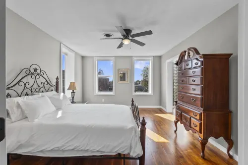 Downtown 4BR with 2 King Beds! Walking distance to SEMO and the River Front.