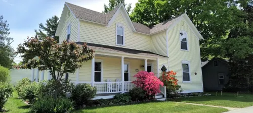 Enchanting Elk Rapids Victorian, 2 Blocks from Beaches