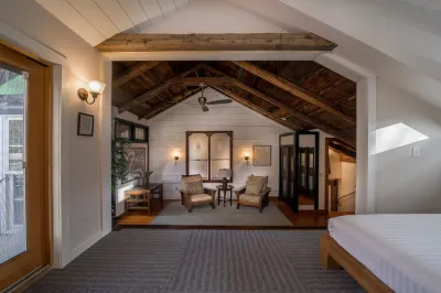 Stylish, modern barn with chef’s kitchen, heated pool, privacy Hotel in zona Karma Triyana Dharmachakra Tibetan Buddhist Monastery