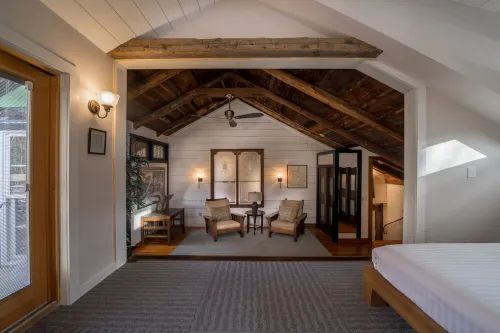 Stylish, modern barn with chef’s kitchen, heated pool, privacy