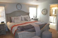 GRAND PANORAMIC RETREAT, 6 BR, 3 BA, 300' Lakefront, Hot Tub, Dock & Launch! NEW