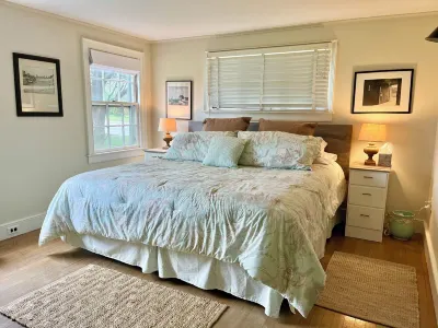 Country Farmhouse, Old Vineyard, Central AC, 2 King Beds. Hotels near Lambert's Cove Beach