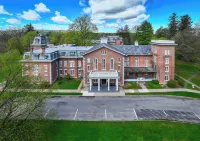 Oneida Community Mansion House - parking