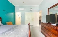Modern Comfort Suites Hôtels à : Caymanas Country Club Estate Phase 2  Block A