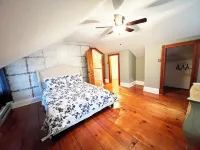 Charming century log home steps away from Lake & cross the park Hotels in Barrie