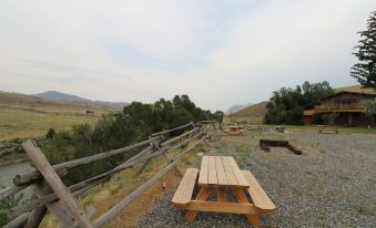 Wapiti Lodge
