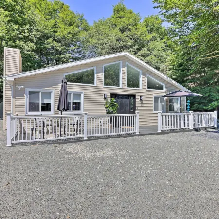 Fire Pit and Furnished Deck Serene Tobyhanna Escape