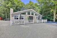 Fire Pit and Furnished Deck Serene Tobyhanna Escape - Parking