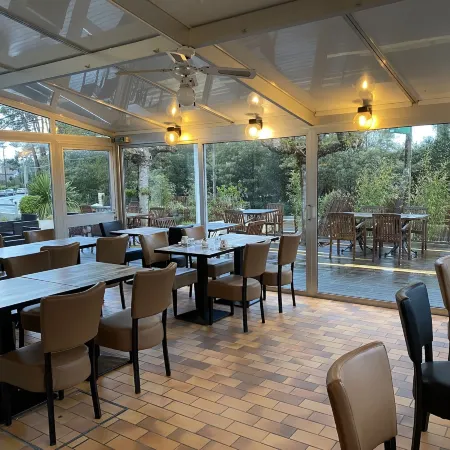 Logis Hôtel Emeraude des Bois Отели в г. Мимизан