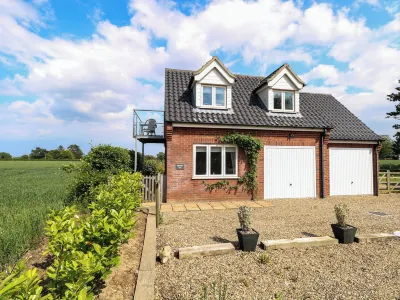 Spinney's Den Hotels near Bacton Wood