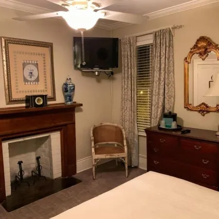 Carriage House Inn