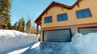 Woodwinds 1265 Luxury Townhouse, Private Hot Tub, 2 Car Garage by RedAwning - Pet friendly