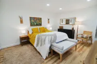 Urban Farmhouse with A Modernism Twist! 4 Bedroom Home by RedAwning - 3-Star
