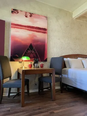 Mountain Harbor King Guest Room on Lake Ouachita Hotels in Mount Ida