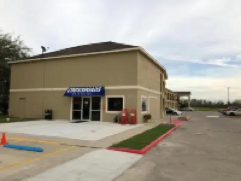 Crossroads Inn & Suites